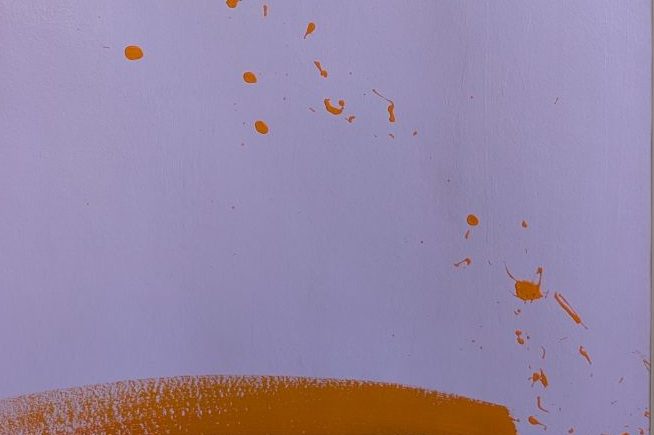 Abstrakte Aquarelllandschaft in Grautönen mit braunen Akzenten.
