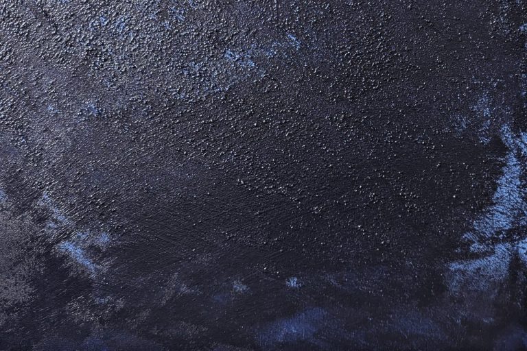 Abstrakte Aquarelllandschaft in Grautönen mit braunen Akzenten.