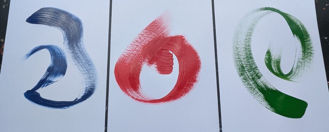 mother Drei Pinselstriche in Blau, Rot und Grün auf weißen Hintergrund.